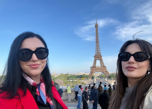 elena-risteska-so-fotka-od-pariz-i-chestitashe-45-ti-rodenden-na-sestra-i-edna-e-sestra-ama-ti-si-mi-i-brat-02.jpg