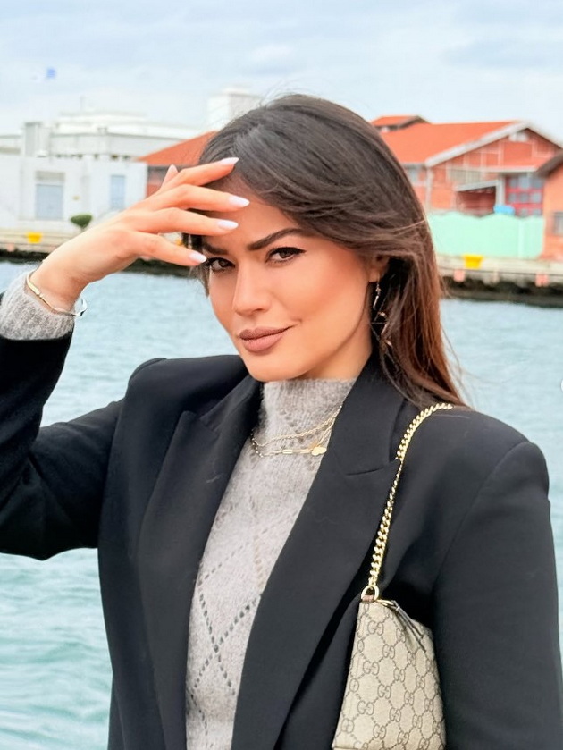 elena-risteska-so-fotka-od-pariz-i-chestitashe-45-ti-rodenden-na-sestra-i-edna-e-sestra-ama-ti-si-mi-i-brat-04.jpg