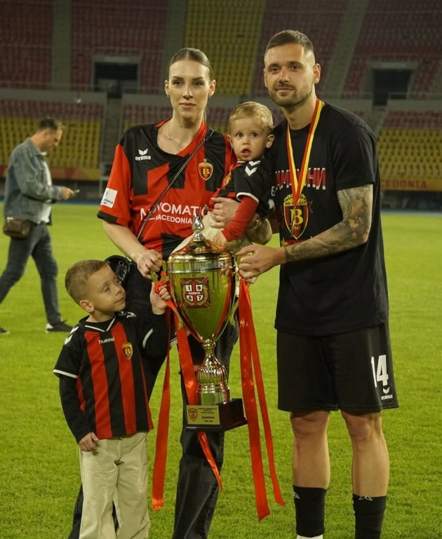 fudbalerot-darko-velkoski-so-soprugata-tamara-chuprina-i-dvete-deca-na-odmor-vo-kriopigi-foto-14.jpg