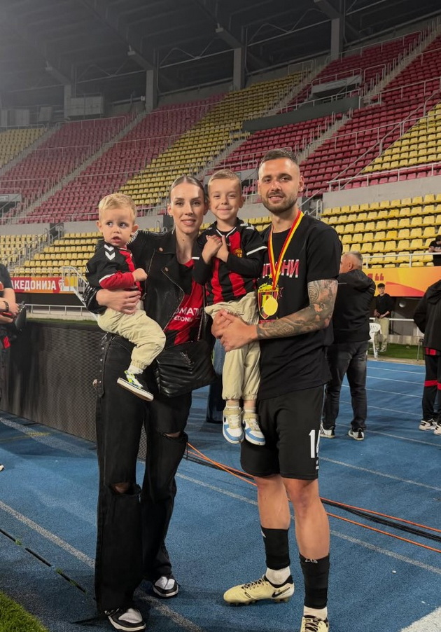 fudbalerot-darko-velkoski-so-soprugata-tamara-chuprina-i-dvete-deca-na-odmor-vo-kriopigi-foto-15.jpg