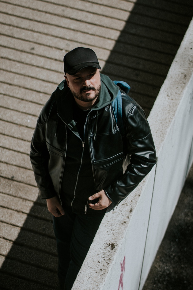 kiril-angelov-od-zhrtva-na-pedofil-do-uspeshen-avtor-sakam-da-pomognam-barem-na-edno-dete-ili-lichnost-zloupotrebena-kako-dete-03.jpg