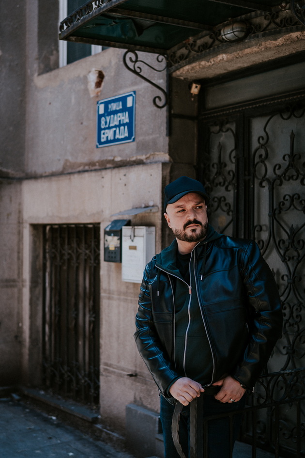 kiril-angelov-od-zhrtva-na-pedofil-do-uspeshen-avtor-sakam-da-pomognam-barem-na-edno-dete-ili-lichnost-zloupotrebena-kako-dete-09.jpg