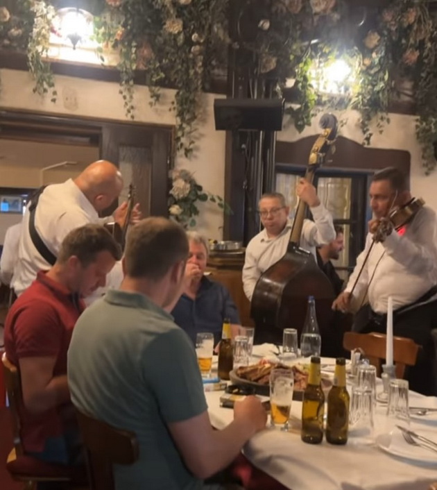 lila-filipovska-i-anabela-kako-sestri-vo-kafeana-vo-belgrad-lila-igra-muzika-i-sviri-na-uvo-eden-od-bliskite-prijateli-do-nea-07.jpg