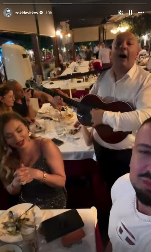 lila-filipovska-i-anabela-kako-sestri-vo-kafeana-vo-belgrad-lila-igra-muzika-i-sviri-na-uvo-eden-od-bliskite-prijateli-do-nea-10.jpg