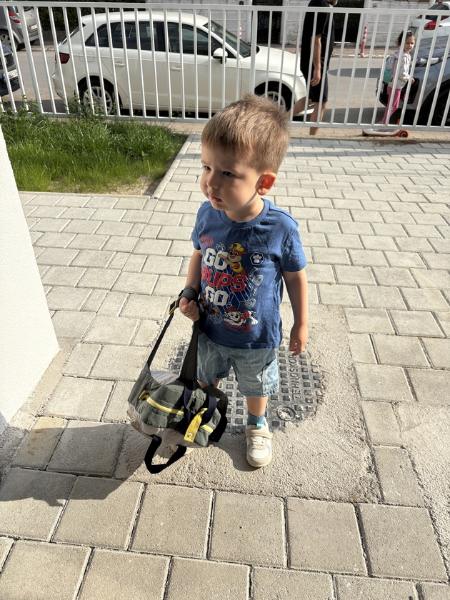 majka-od-skopje-go-isprati-sinot-vo-gradinkata-kade-taa-odela-kako-dete-napravija-ista-fotka-na-lulashki-06.jpeg