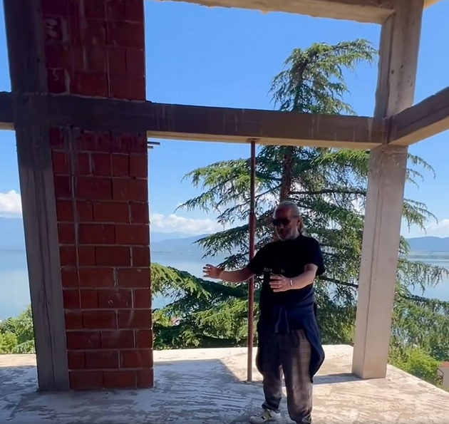 na-2-kata-pogled-kon-ezero-od-3-strani-bajkovitata-lokacija-na-noviot-dom-na-igor-djambazov-vo-dojran-pere-objavi-video-14.jpg