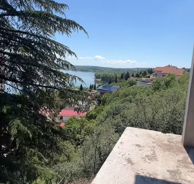 na-2-kata-pogled-kon-ezero-od-3-strani-bajkovitata-lokacija-na-noviot-dom-na-igor-djambazov-vo-dojran-pere-objavi-video-17.jpg