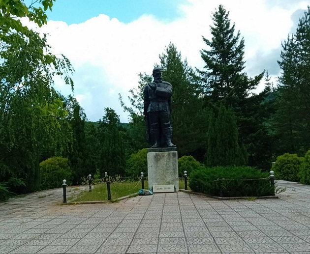 na-gosti-kaj-vanja-todorovska-vo-selo-smilevo-tuka-uzhivam-vo-pogledot-zbogaten-so-vkusot-na-pitulici-19.jpg