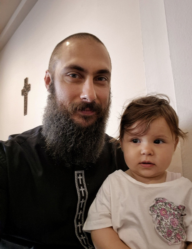 nash-pastor-so-kjerkichkata-vo-race-eden-den-petra-na-toj-nekoj-kje-mu-zboruva-tate-me-chuvashe-vaka-me-sakashe-vaka-03.jpg