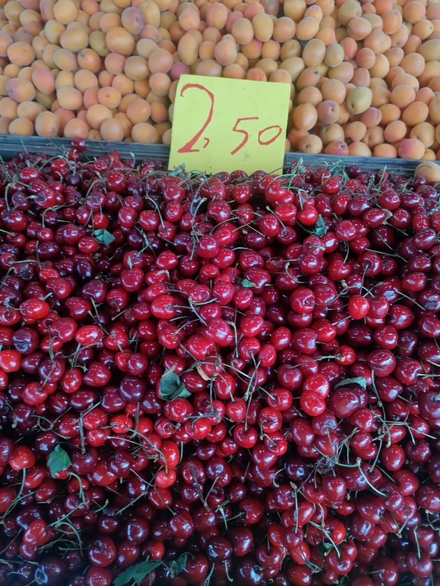 poevtino-od-makedonija-vo-koe-grchko-letuvalishte-kje-si-kupite-praski-i-kajsii-za-30-denari-kilogram-02.jpg