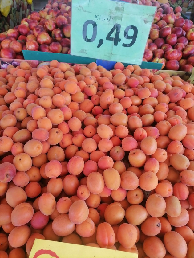 poevtino-od-makedonija-vo-koe-grchko-letuvalishte-kje-si-kupite-praski-i-kajsii-za-30-denari-kilogram-03.jpg