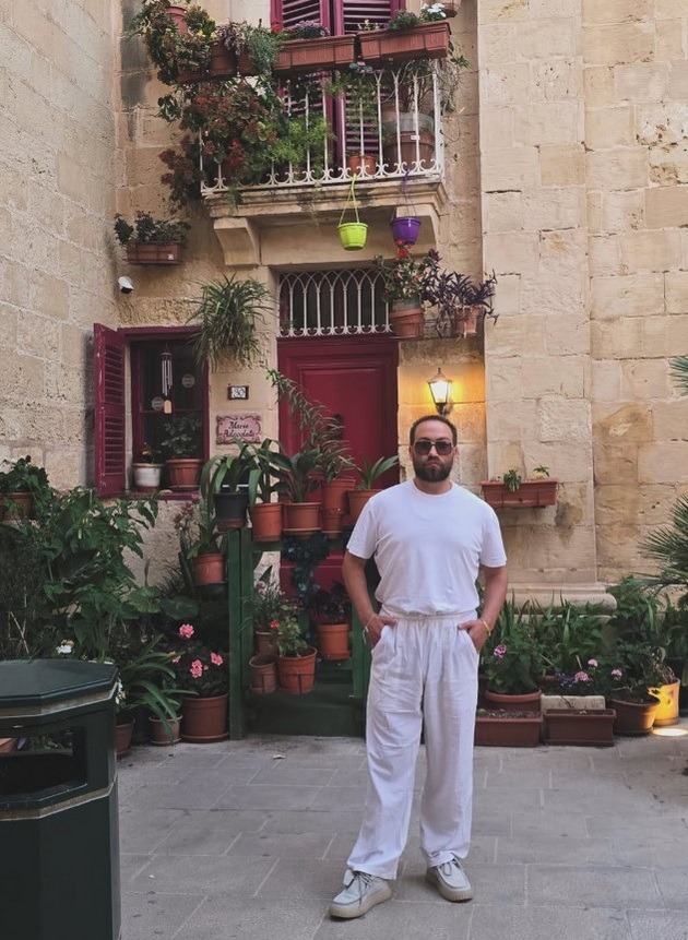 rasta-e-neprepoznatliv-na-odmor-na-malta-so-drugarite-gi-potstrizhal-sukanicite-opushten-stomak-06.jpg