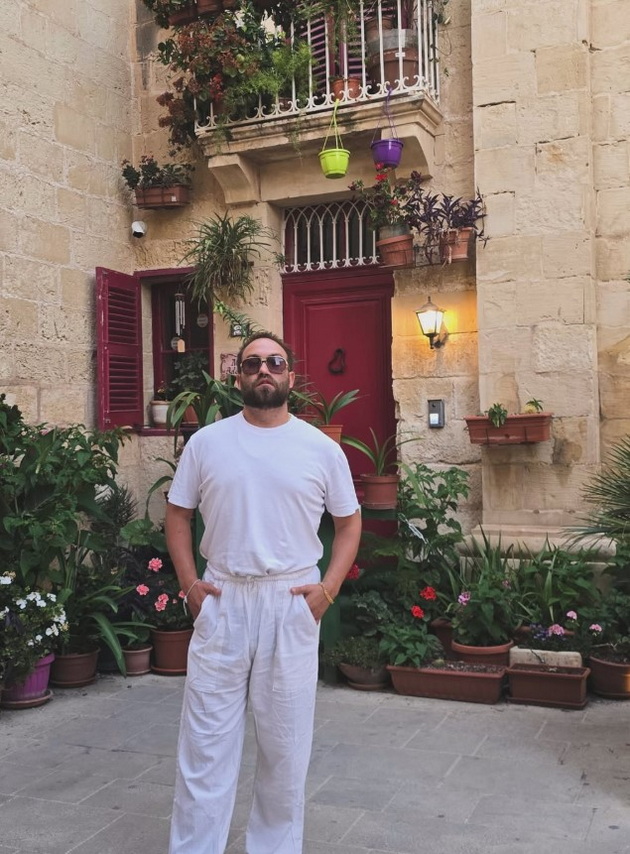 rasta-e-neprepoznatliv-na-odmor-na-malta-so-drugarite-gi-potstrizhal-sukanicite-opushten-stomak-07.jpg