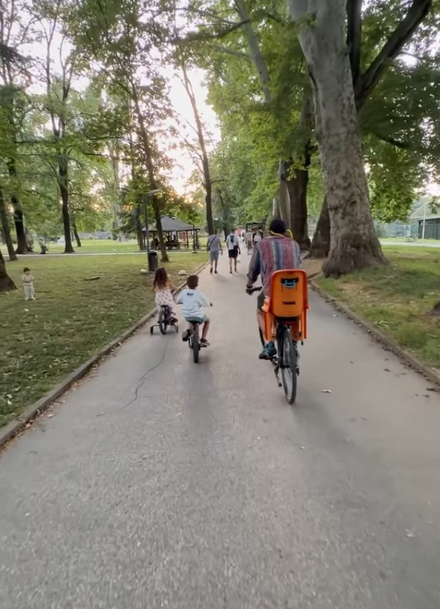 semejni-migovi-atanas-atanasovski-vozi-velosiped-so-soprugata-i-decata-vo-park-pa-ja-nosi-kjerkata-na-ramenici-07.jpg