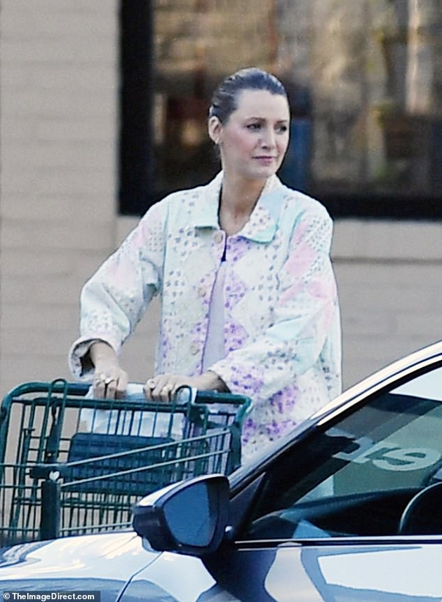 blejk-lajvli-so-mrsna-kosa-i-bizaren-autfit-vo-shoping-otkako-drugarka-i-tejlor-svift-ne-ja-pokani-na-mominskata-zabava-foto-07.JPG