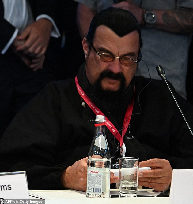 ima-srpsko-drzhavjanstvo-pobegna-vo-rusija-i-se-druzhi-so-putin-kade-ischezna-akterot-stiven-sigal-04.JPG