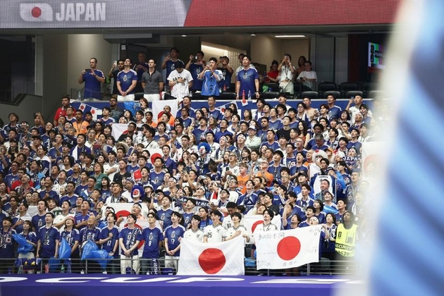japonskite-navivachi-go-svetnaa-stadionot-na-svetsko-po-natprevar-pa-se-soochija-so-kritiki-zoshto-ne-chistite-i-doma-02.JPG