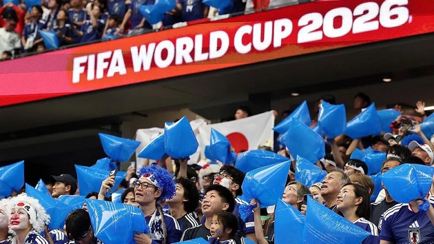 japonskite-navivachi-go-svetnaa-stadionot-na-svetsko-po-natprevar-pa-se-soochija-so-kritiki-zoshto-ne-chistite-i-doma-03.JPG