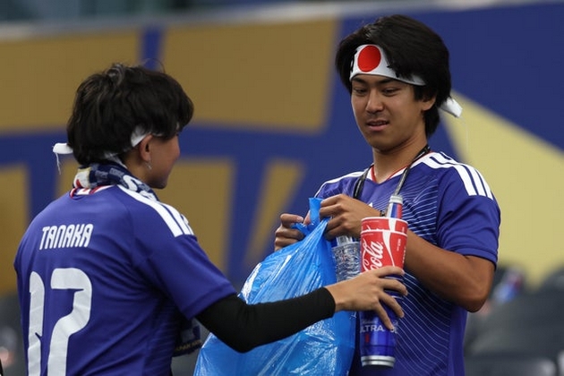 japonskite-navivachi-go-svetnaa-stadionot-na-svetsko-po-natprevar-pa-se-soochija-so-kritiki-zoshto-ne-chistite-i-doma-05.JPG