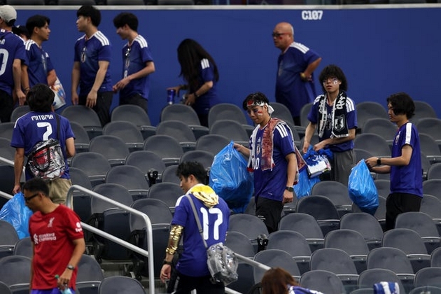 japonskite-navivachi-go-svetnaa-stadionot-na-svetsko-po-natprevar-pa-se-soochija-so-kritiki-zoshto-ne-chistite-i-doma-06.JPG