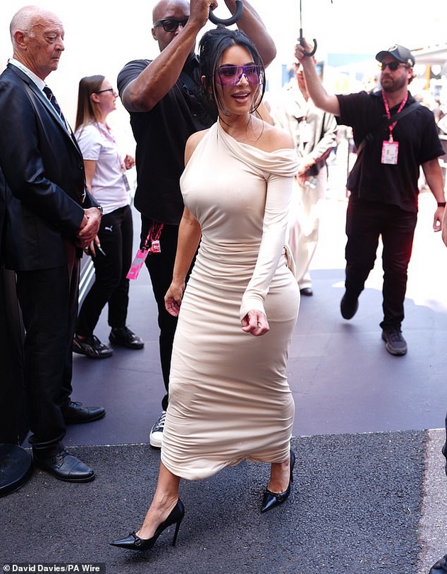 kim-kardashijan-go-baknuva-luis-hamilton-na-jahta-vo-monako-site-ljubomorat-ozboruvaat-deka-dechko-ja-koristi-za-slava-08.JPG