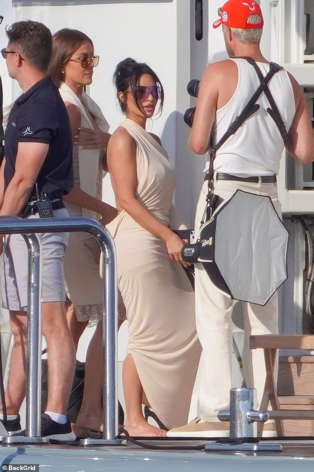 kim-kardashijan-go-baknuva-luis-hamilton-na-jahta-vo-monako-site-ljubomorat-ozboruvaat-deka-dechko-ja-koristi-za-slava-18.JPG