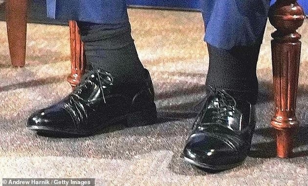 melanija-mami-vozdishki-vo-tesen-crn-fustan-na-80-tiot-rodenden-na-tramp-pretsedatelot-zagrizhuva-so-modrinkite-na-dlankite-02.JPG