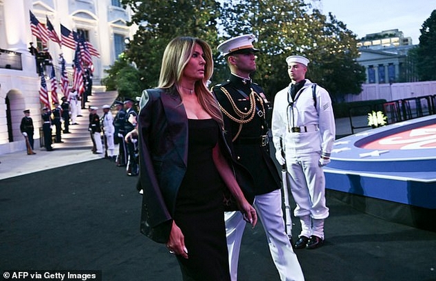 melanija-mami-vozdishki-vo-tesen-crn-fustan-na-80-tiot-rodenden-na-tramp-pretsedatelot-zagrizhuva-so-modrinkite-na-dlankite-06.JPG