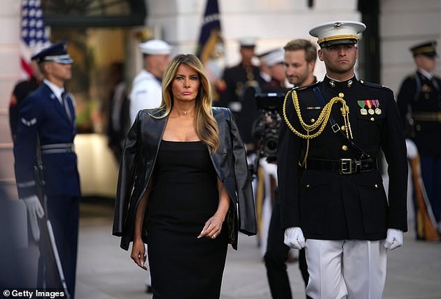 melanija-mami-vozdishki-vo-tesen-crn-fustan-na-80-tiot-rodenden-na-tramp-pretsedatelot-zagrizhuva-so-modrinkite-na-dlankite-07.JPG