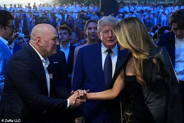melanija-mami-vozdishki-vo-tesen-crn-fustan-na-80-tiot-rodenden-na-tramp-pretsedatelot-zagrizhuva-so-modrinkite-na-dlankite-11.JPG
