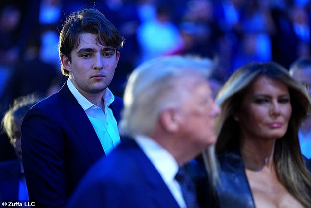 melanija-mami-vozdishki-vo-tesen-crn-fustan-na-80-tiot-rodenden-na-tramp-pretsedatelot-zagrizhuva-so-modrinkite-na-dlankite-13.JPG
