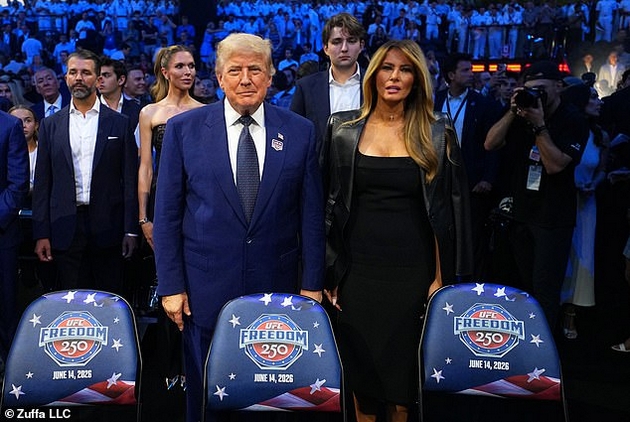melanija-mami-vozdishki-vo-tesen-crn-fustan-na-80-tiot-rodenden-na-tramp-pretsedatelot-zagrizhuva-so-modrinkite-na-dlankite-2.JPG
