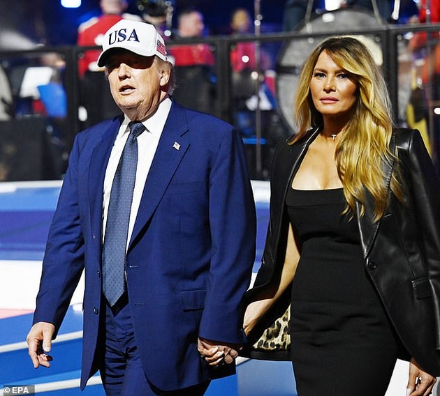 melanija-mami-vozdishki-vo-tesen-crn-fustan-na-80-tiot-rodenden-na-tramp-pretsedatelot-zagrizhuva-so-modrinkite-na-dlankite-20.JPG