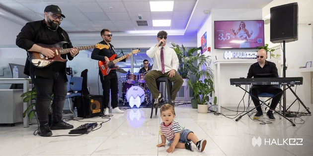 na-muzikata-i-e-mesto-i-megju-bankarskite-shalteri-young-dadi-so-ekskluziven-popup-nastap-za-klientite-na-halkbank-03.JPG