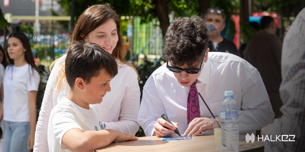 na-muzikata-i-e-mesto-i-megju-bankarskite-shalteri-young-dadi-so-ekskluziven-popup-nastap-za-klientite-na-halkbank-07.JPG