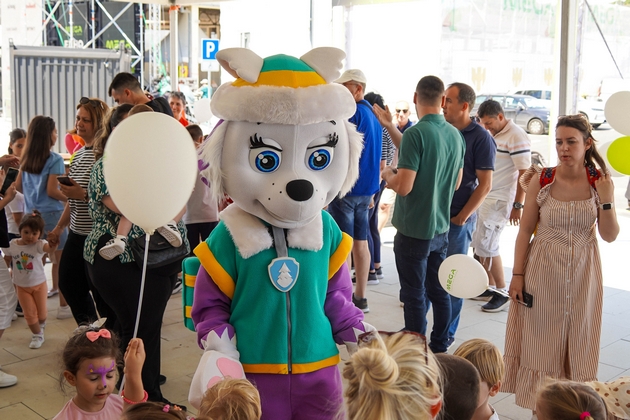 pajak-grupa-zijan-i-slatkaristika-gi-obedinija-generaciite-vo-mega-shoping-park-04.JPG