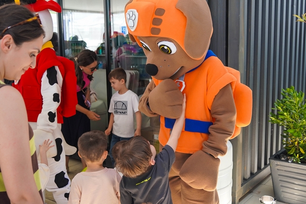 pajak-grupa-zijan-i-slatkaristika-gi-obedinija-generaciite-vo-mega-shoping-park-05.JPG