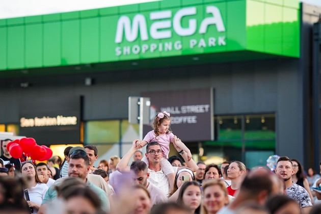 pajak-grupa-zijan-i-slatkaristika-gi-obedinija-generaciite-vo-mega-shoping-park-09.JPG