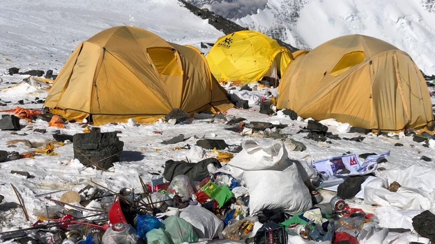 shatori-konzervi-pa-i-chovechki-izmet-od-nesovesni-planinari-najvisokiot-kamp-na-mont-everest-pretvoren-vo-deponija-video-02.JPG