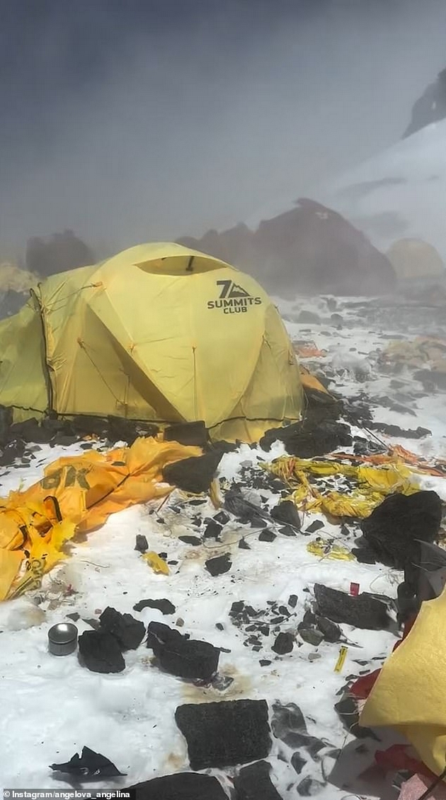shatori-konzervi-pa-i-chovechki-izmet-od-nesovesni-planinari-najvisokiot-kamp-na-mont-everest-pretvoren-vo-deponija-video-03.JPG