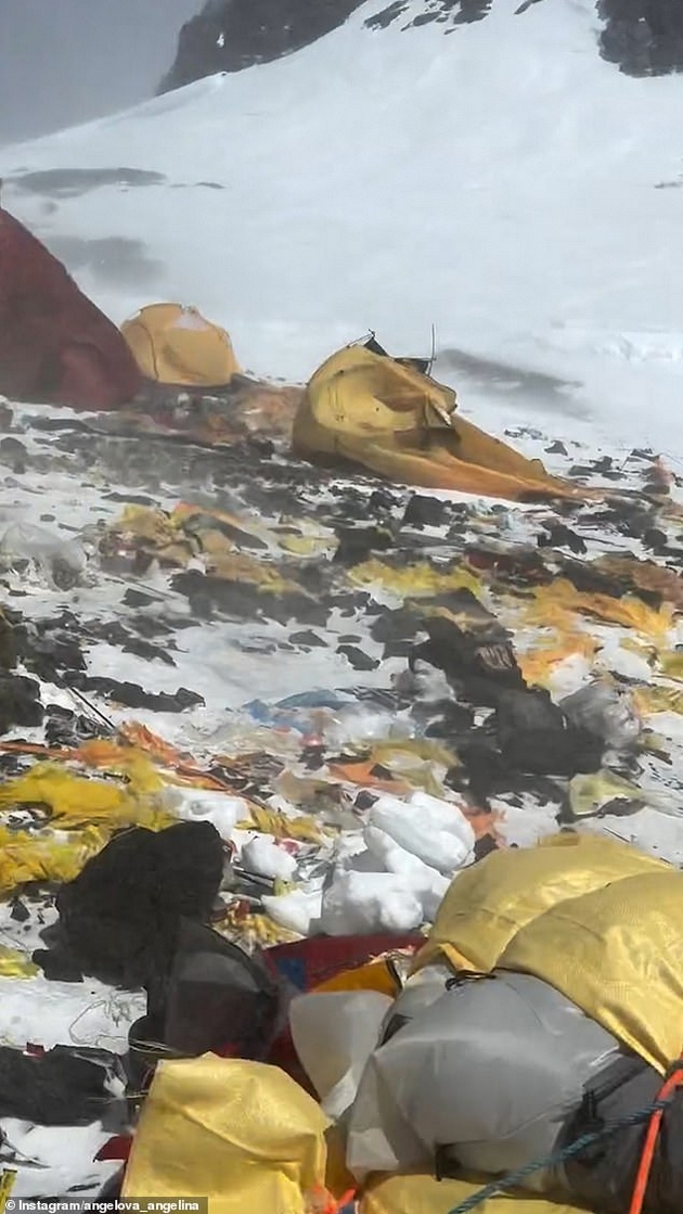 shatori-konzervi-pa-i-chovechki-izmet-od-nesovesni-planinari-najvisokiot-kamp-na-mont-everest-pretvoren-vo-deponija-video-04.JPG