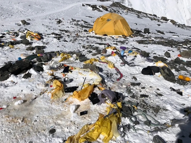 shatori-konzervi-pa-i-chovechki-izmet-od-nesovesni-planinari-najvisokiot-kamp-na-mont-everest-pretvoren-vo-deponija-video-05.JPG