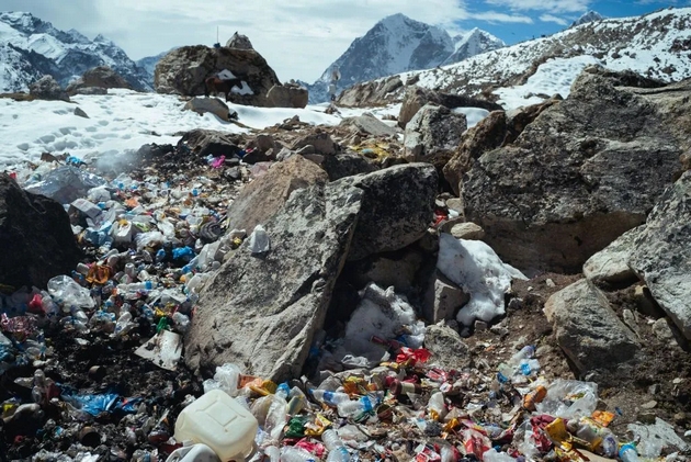 shatori-konzervi-pa-i-chovechki-izmet-od-nesovesni-planinari-najvisokiot-kamp-na-mont-everest-pretvoren-vo-deponija-video-06.JPG