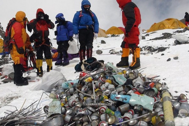 shatori-konzervi-pa-i-chovechki-izmet-od-nesovesni-planinari-najvisokiot-kamp-na-mont-everest-pretvoren-vo-deponija-video-07.JPG