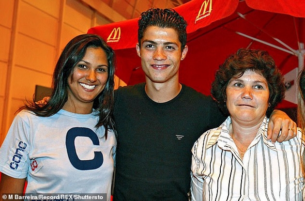 site-devojki-na-kristijano-ronaldo-pred-dzhordzhina-da-go-smiri-kim-kardashijan-paris-hilton-02.JPG