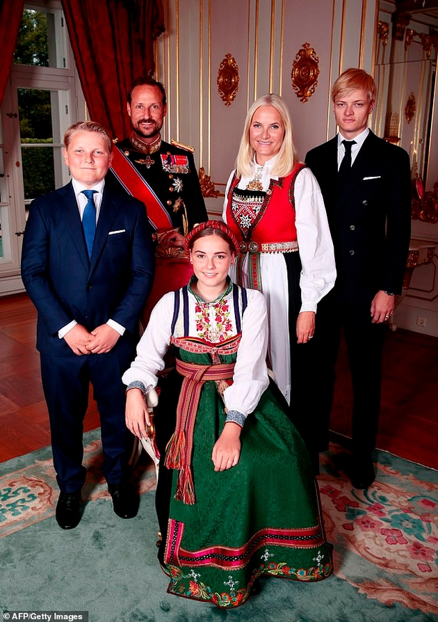 skandalozniot-sin-na-norveshkata-princeza-kje-odi-vo-zatvor-za-siluvanje-dodeka-taa-cheka-red-za-transplantacija-na-beli-drobovi-04.JPG