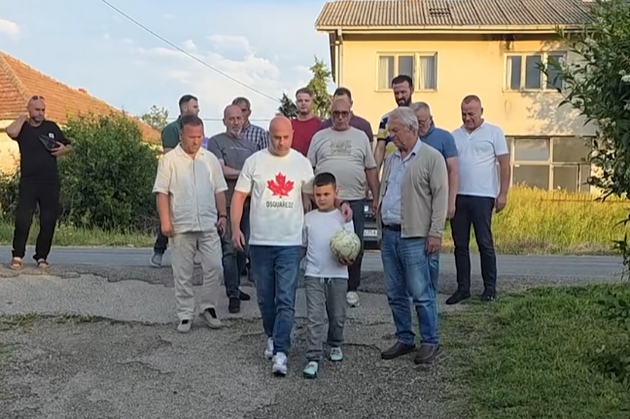 ton-emocii-semejstvoto-na-zaginatoto-dete-od-kumanovsko-go-poseti-momcheto-koe-mu-posveti-gol-mu-ja-po.JPG