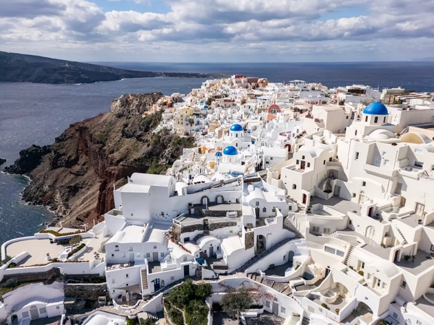 turistka-istura-pepel-na-pochinata-lichnost-niz-ulicite-na-santorini-lokalcite-gnevni-ja-osuduvaat-video-02.JPG