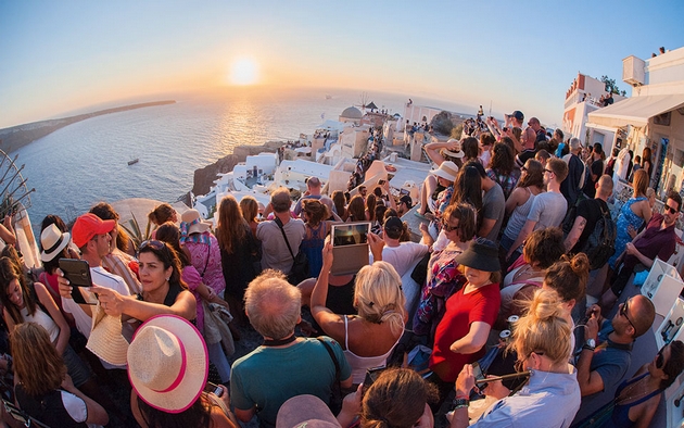 turistka-istura-pepel-na-pochinata-lichnost-niz-ulicite-na-santorini-lokalcite-gnevni-ja-osuduvaat-video-05.JPG
