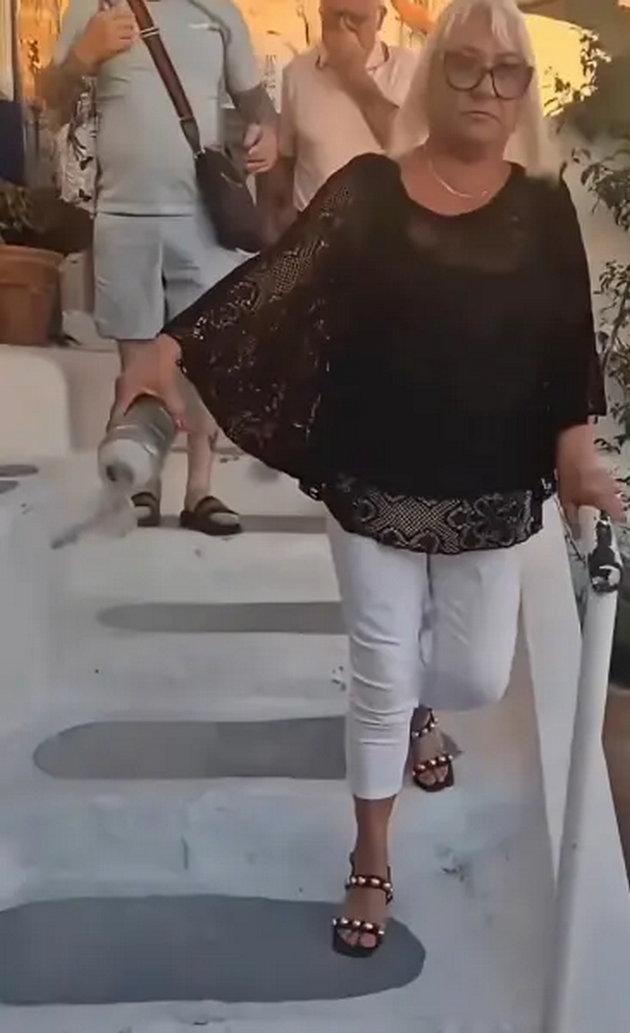 turistka-istura-pepel-na-pochinata-lichnost-niz-ulicite-na-santorini-lokalcite-gnevni-ja-osuduvaat-video-4.JPG